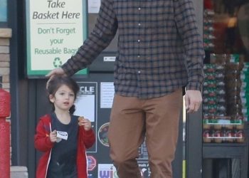 Studio City, CA  - *EXCLUSIVE* Ashton Kutcher takes Wyatt to Ralph's to get cookies on Saturday. The 39-year-old actor walks alongside his little one as they head back to the car. Later the two are spotted picking up a cake at Susie Cakes.

Pictured: Ashton Kutcher

BACKGRID USA 2 DECEMBER 2017, Image: 356752049, License: Rights-managed, Restrictions: , Model Release: no, Credit line: Profimedia, AKM-GSI