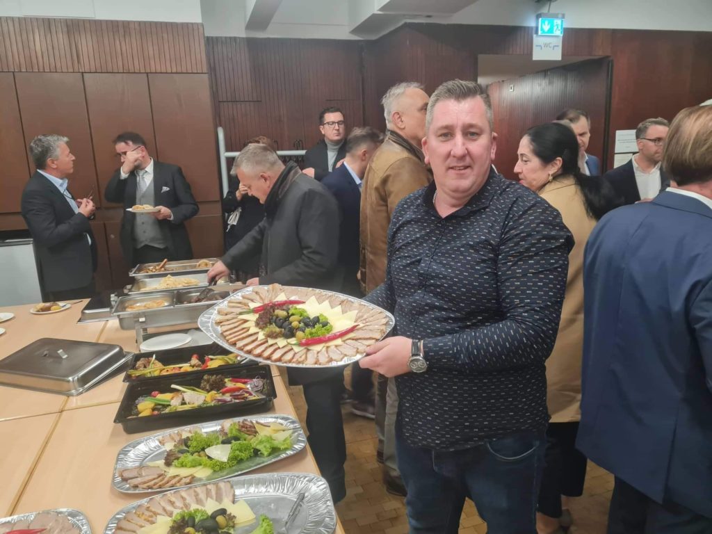 Poznati Bosanci i Hercegovci okupili se u Njemačkoj: Ni Vahid Halilhodžić nije odolio ćevapima gastronoma Belmina Čostović