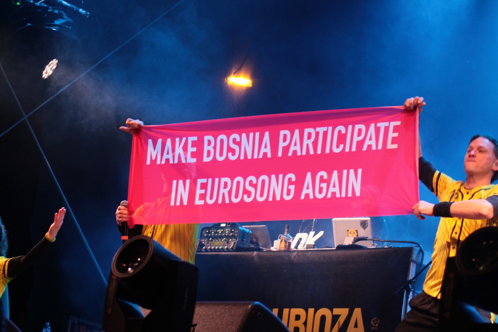“DUBIOZA KOLEKTIV” UVELA SARAJLIJE U NOVU GODINU VESELO I ENERGIČNO: Traže podršku za odlazak na Eurosong