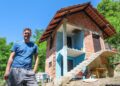 02.07.2025., Hrvatska - Justus Reid, americki influencer, TikToker i Instagram zvijezda poznat po svojim duhovitim i iskrenim objavama o zivotu na Balkanu, kupio je kucu za 5.000 eura na vrlo nepristupacnom terenu, negdje u Zagorju, duboko u sumi, bez osnovne infrastrukture poput vode i struje. Sada uredjuje kucu i okucnicu, a u tome mu pomazu prijatelji, lokalni stanovnici i susjedi. Kako napreduje uredjenje objavljuje svaki dan videe na Instagramu koji su postali jako popularni i imaju milijunske preglede. Photo: Goran Stanzl/PIXSELL